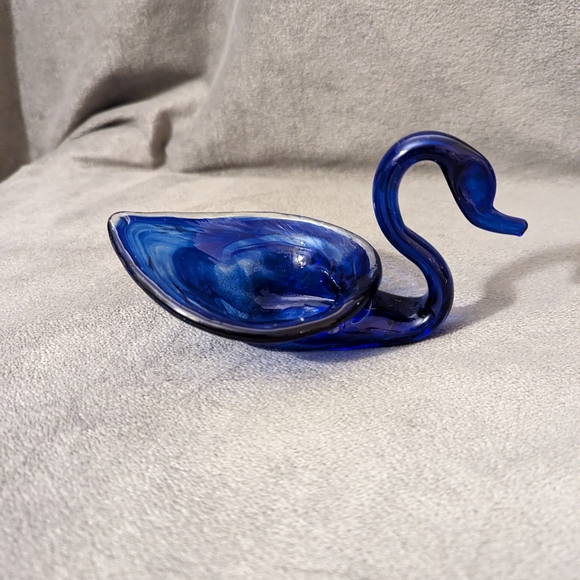 Blue swirl Art Glass Swan trinket dish/bowl measures 3" x 6.5" - Picture 6 of 7